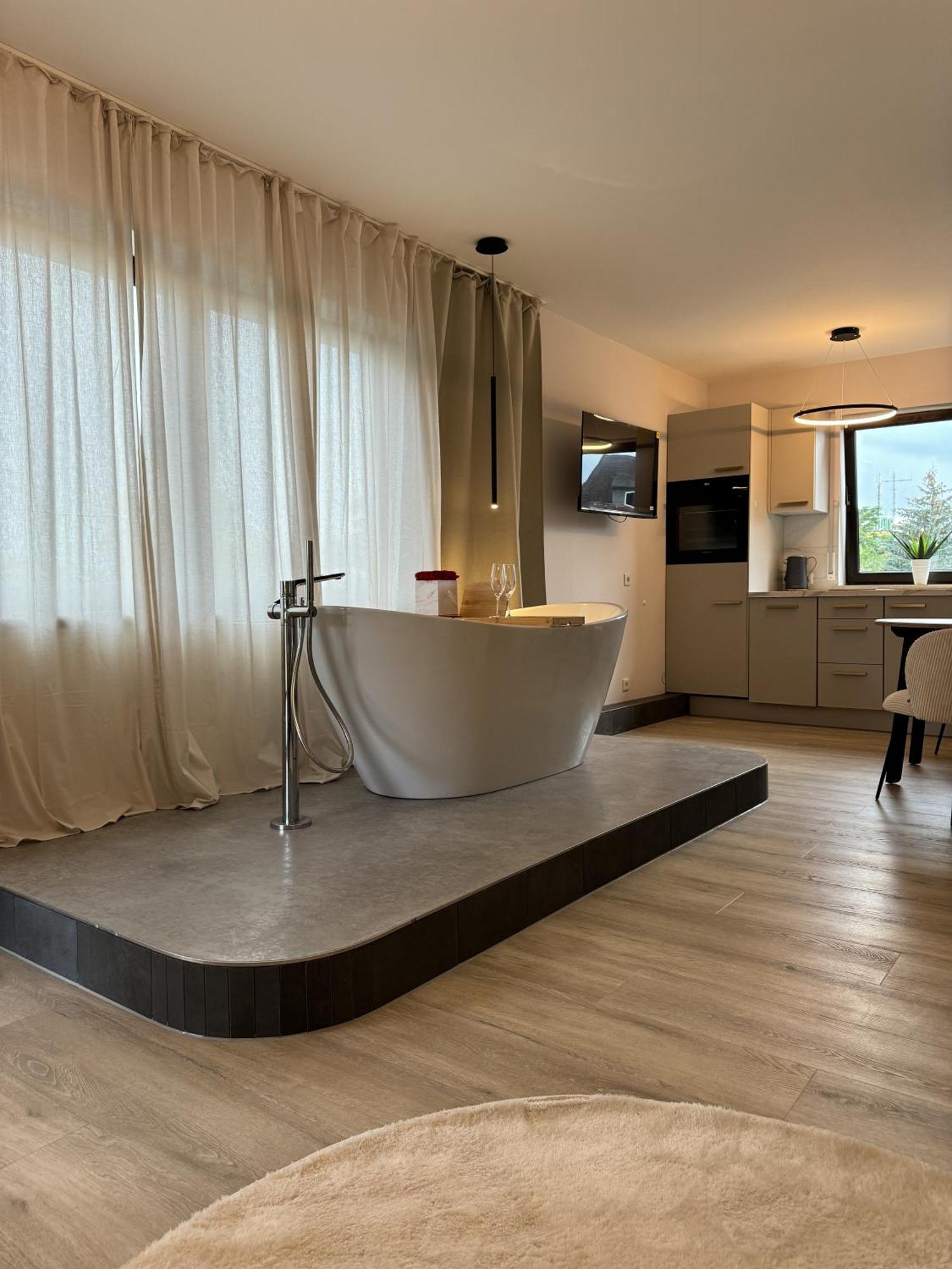 Leonardo Wuerzburg I Freistehende Badwanne Apartment Luaran gambar